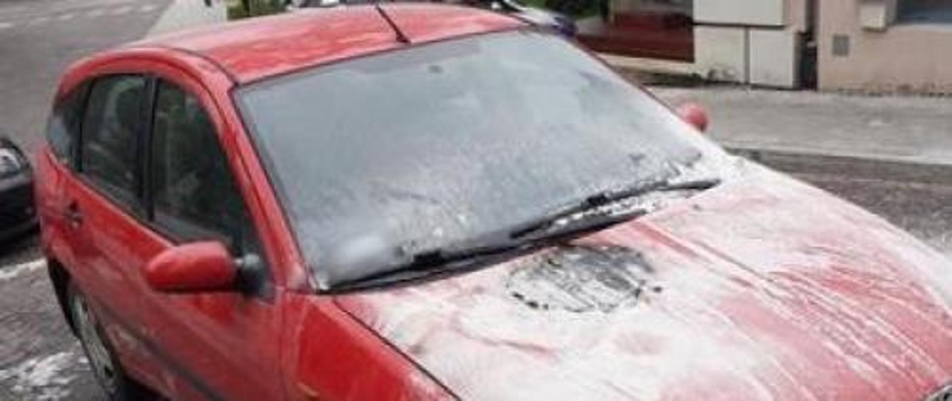 Samochód osobowy, koloru czerwonego z widocznymi nadpalonymi elementami karoserii po ugaszeniu