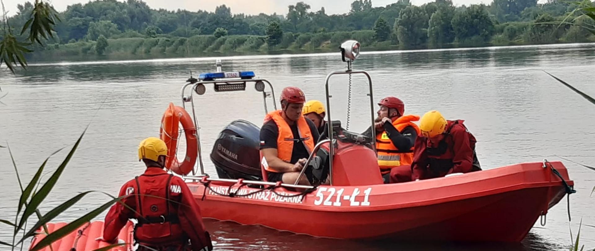 Strażacy na łodzi JRG Mysłowice