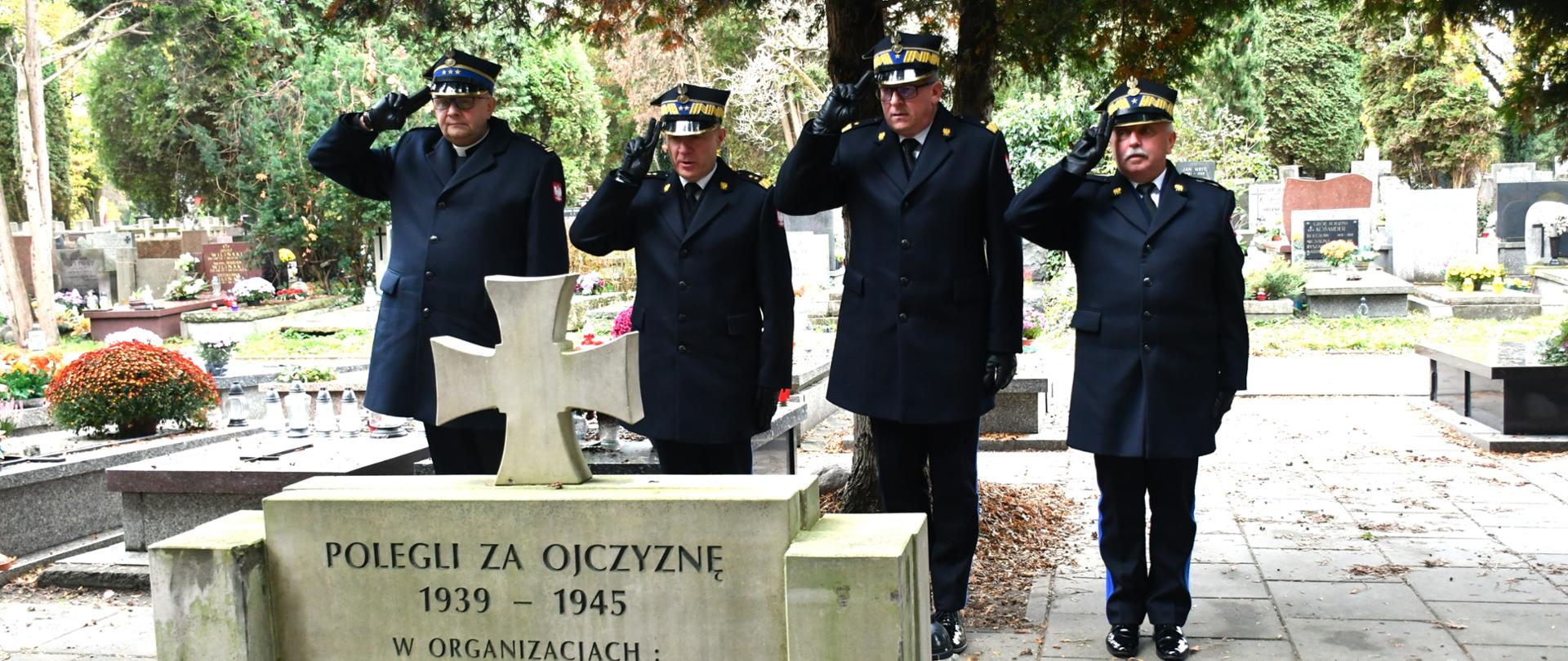 Kadra kierownicza Państwowej Straży Pożarnej uczciła pamięć zmarłych strażaków