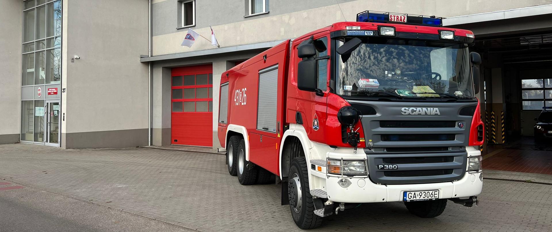 Zdjęcie przedstawia pojazd pożarniczy Scania P380 GCBA 8/56 na placu wyjazdowym Komendy Powiatowej PSP w Lęborku
