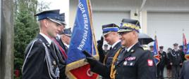 Zdjęcie przedstawia przywitanie komendanta wojewódzkiego i Powiatowego PSP z pocztem sztandarowym OSP Koneck