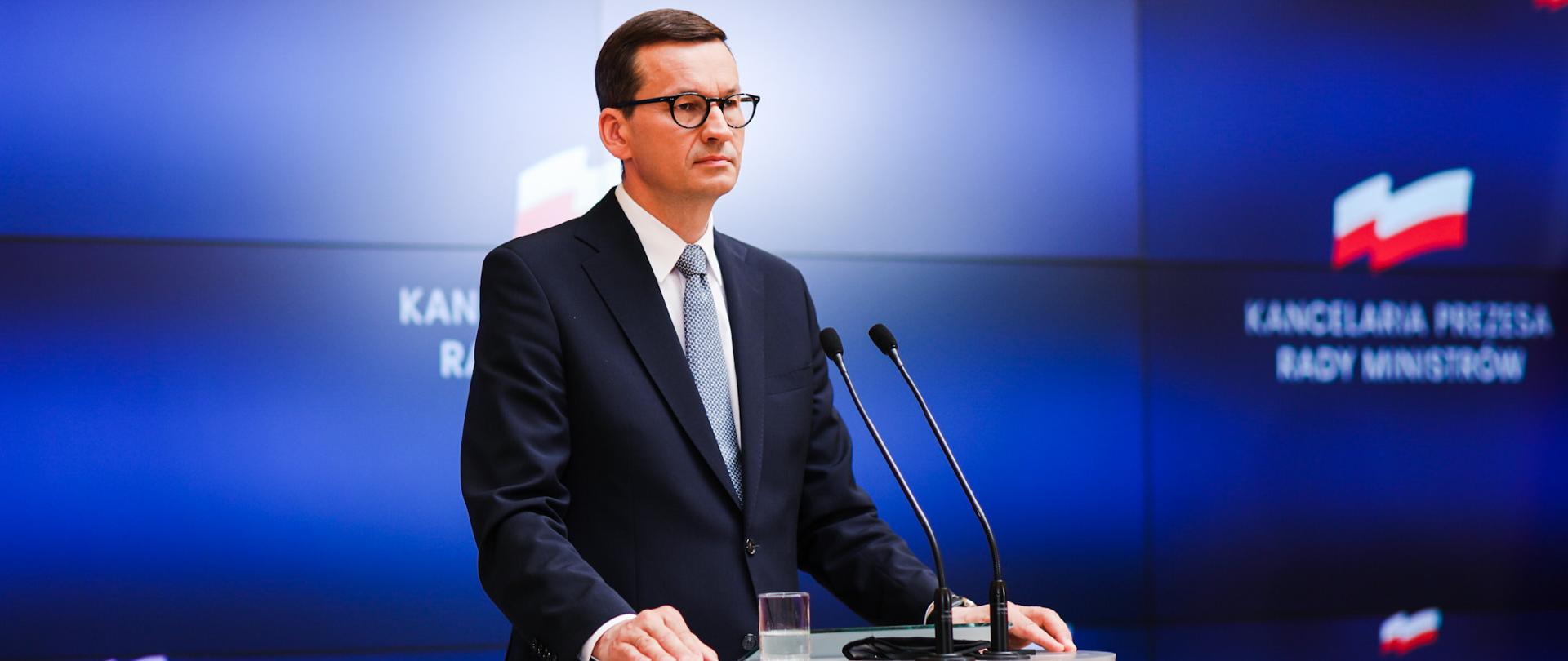 Premier Mateusz Morawiecki podczas konferencji prasowej.