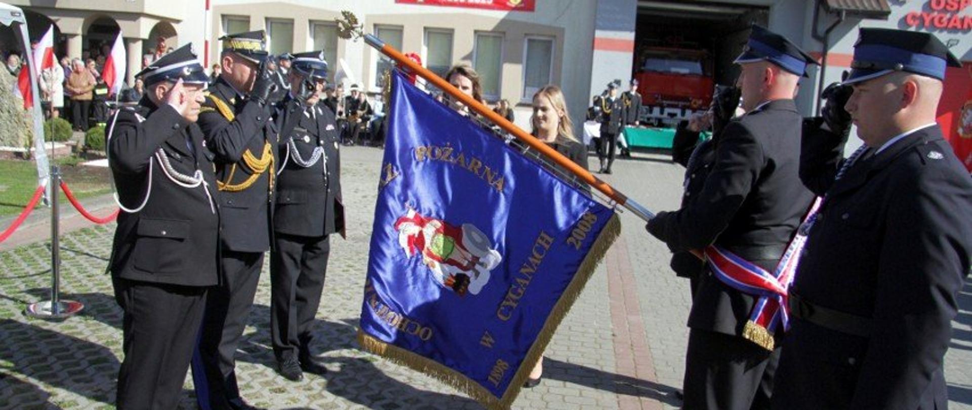 Zdjęcie zrobione na zewnątrz podczas uroczystości 125-lecia OSP w Cyganach. Na zdjęciu uczestniczy uroczystości.