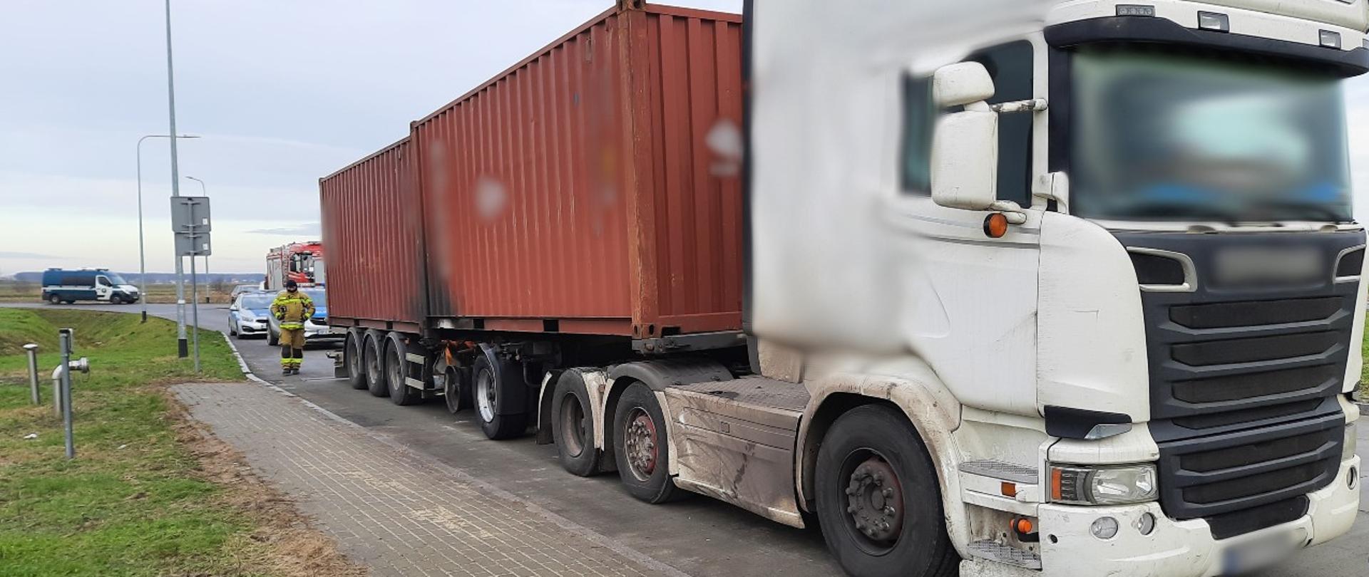 Ciężarówka przewożąca w dwóch kontenerach silnie żrący kwas mrówkowy zapaliła się na krajowej „siedemnastce” koło Garwolina. Na miejscu zdarzenia byli również funkcjonariusze mazowieckiej Inspekcji Transportu Drogowego.