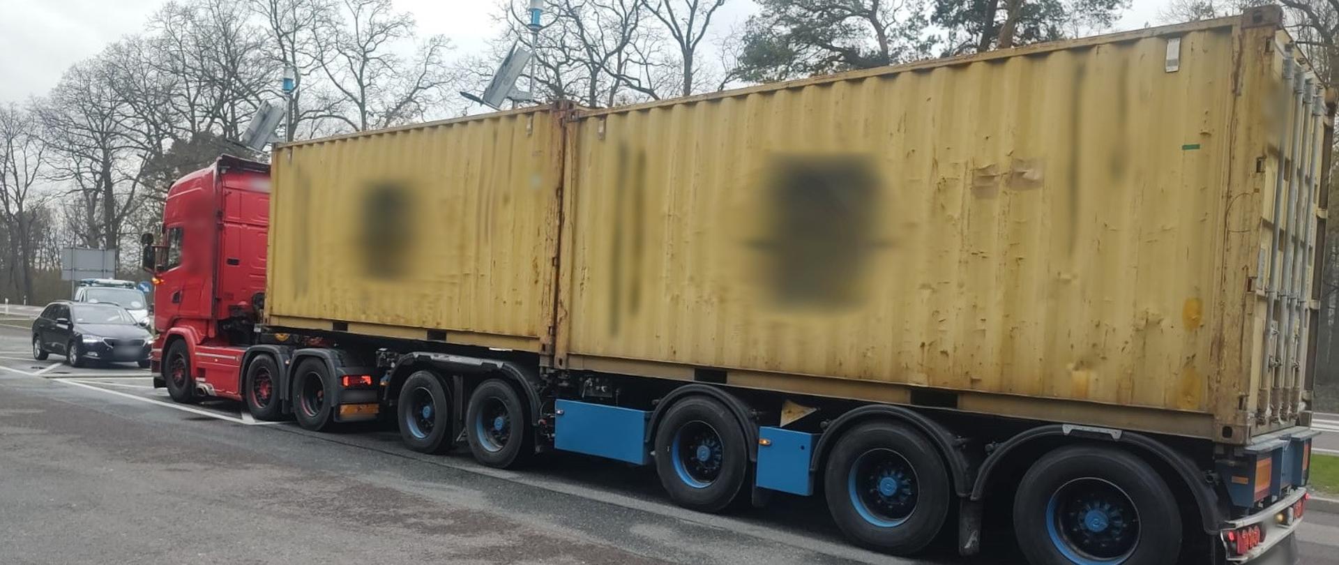 Nienormatywny zestaw składający się z ciągnika siodłowego i dwóch naczep przewoził dwa załadowane kontenery.