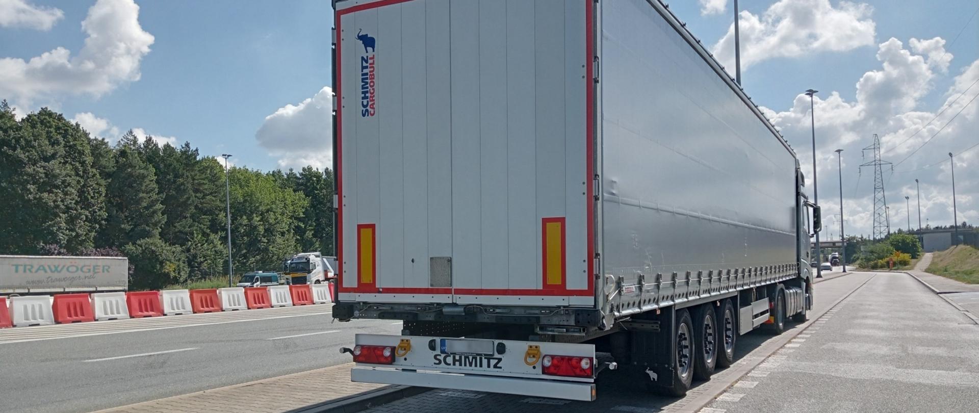 Pojazd członowy, zatrzymany do kontroli.