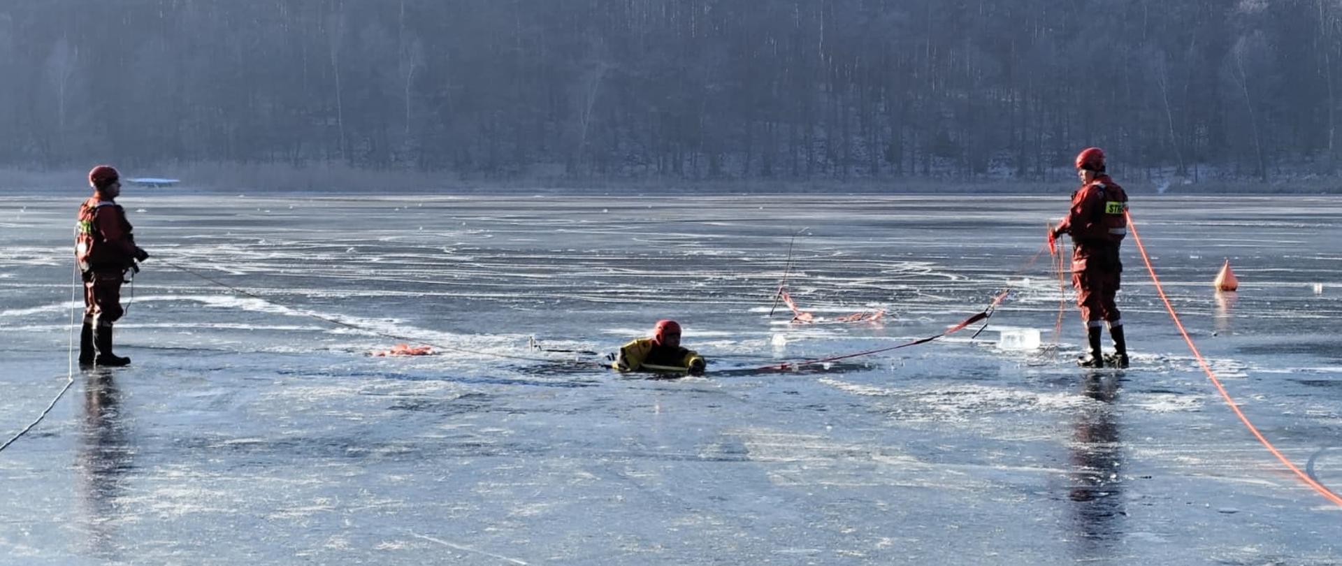 Na zdjęciu widać strażaków w trakcie prowadzenia szkolenia na zamarzniętych akwenach. 
