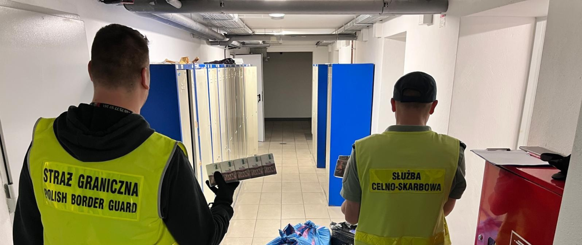 nielegalne papierosy, funkcjonariusze