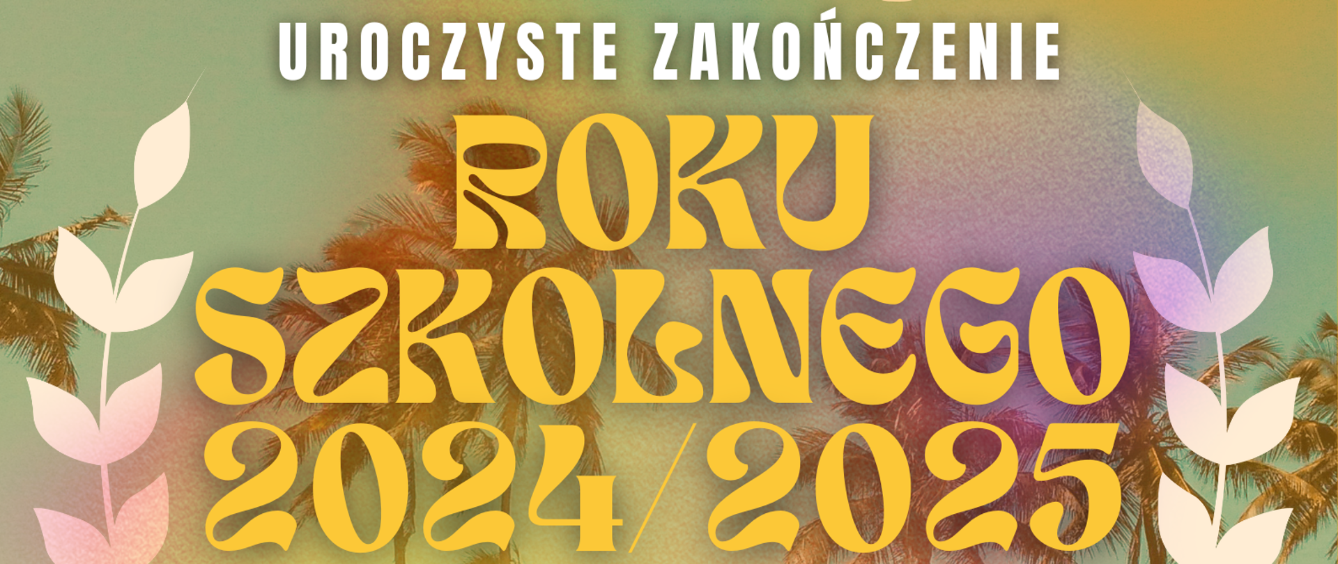 Grafika przedstawiająca w tle widok plaży z palmami. Na grafice nałożono symbolikę graduacji studenckiej z przebiegającymi na dole grafiki - nutami muzycznymi. Przez całość grafiki przechodzą następujące napisy: "Uroczyste zakończenie roku szkolnego 2024/2025 Państwowej Szkoły Muzycznej I stopnia im. W. Lutosławskiego w Bolesławcu, 27 czerwca 2025 r., godz. 16.00, aula szkoły".