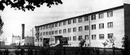 Stare zdjęcie przedstawiające widok na budynek internatu