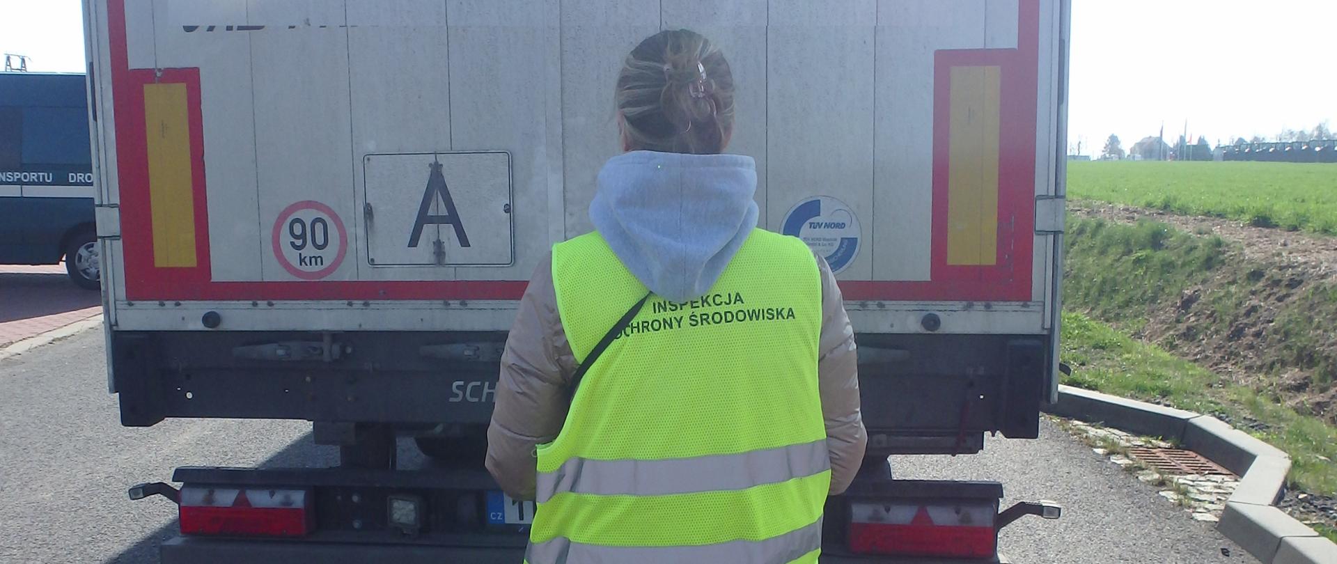 Inspektor Wojewódzkiego Inspektoratu Ochrony Środowiska w Opolu podczas kontroli samochodu ciężarowego w ramach akcji "Nielegalne Odpady 2024" 