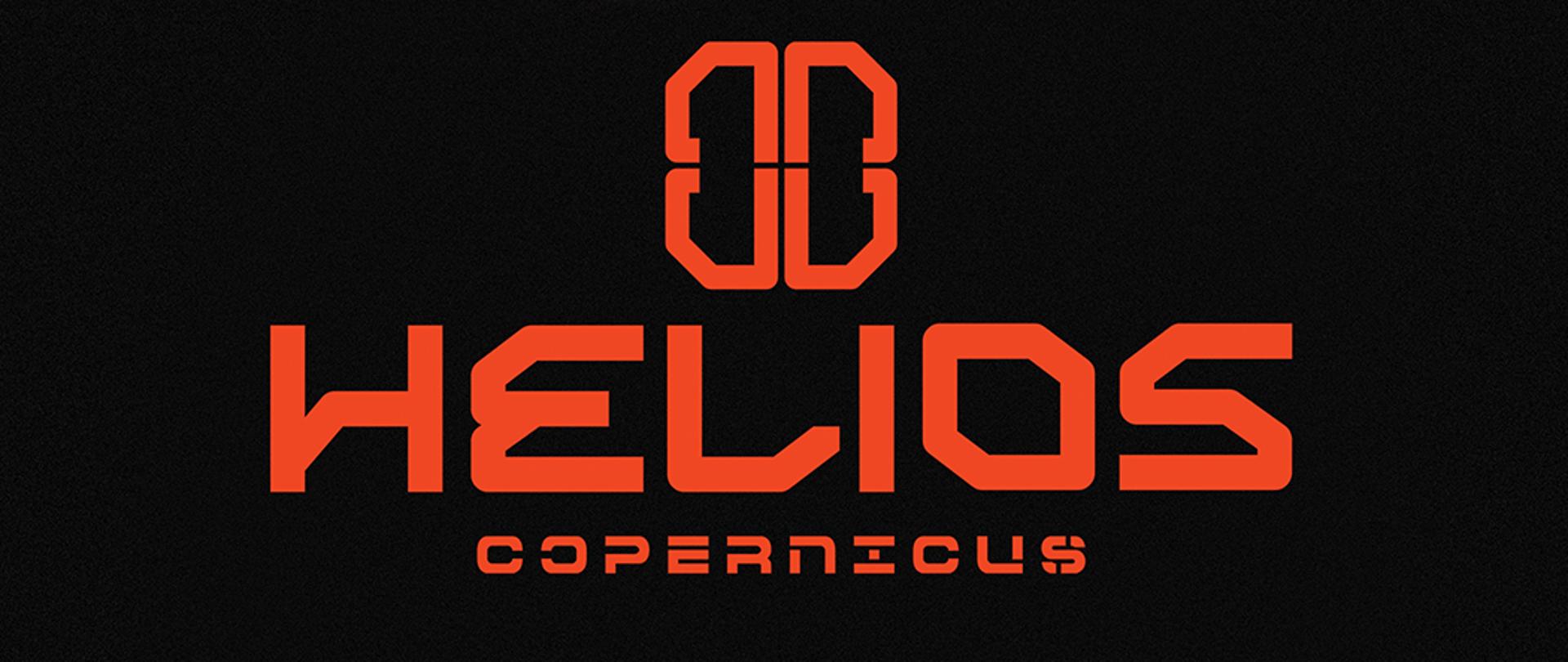 Plakat informujący o o spektaklu audiowizualnym. Czarne tło , Czerwony napis: Helios Copernicus , poniżej biały napis informujący o dacie ,miejscu i godzinie . Na górze grafika komputerowa : Pomarańczowa kula - w środku niebieska twarz wygąd komputerowy.