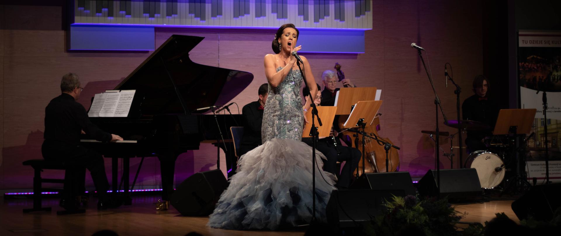 Zdjęcie z koncertu - na scenie śpiewaczka Renata Johnson-Wojtowicz z towarzyszeniem zespołu „Allegro” pod kierownictwem prof. Marka Pająka (fot. Agnieszka Kamińska)