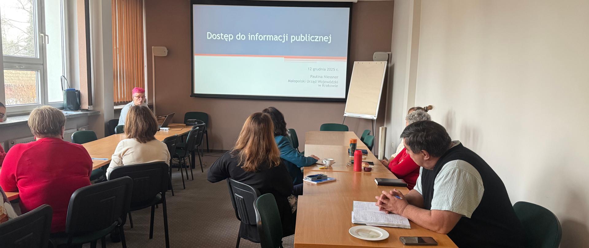 Widok sali konferencyjnej i osób uczestniczących w szkoleniu