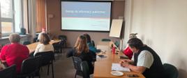 Widok sali konferencyjnej i osób uczestniczących w szkoleniu