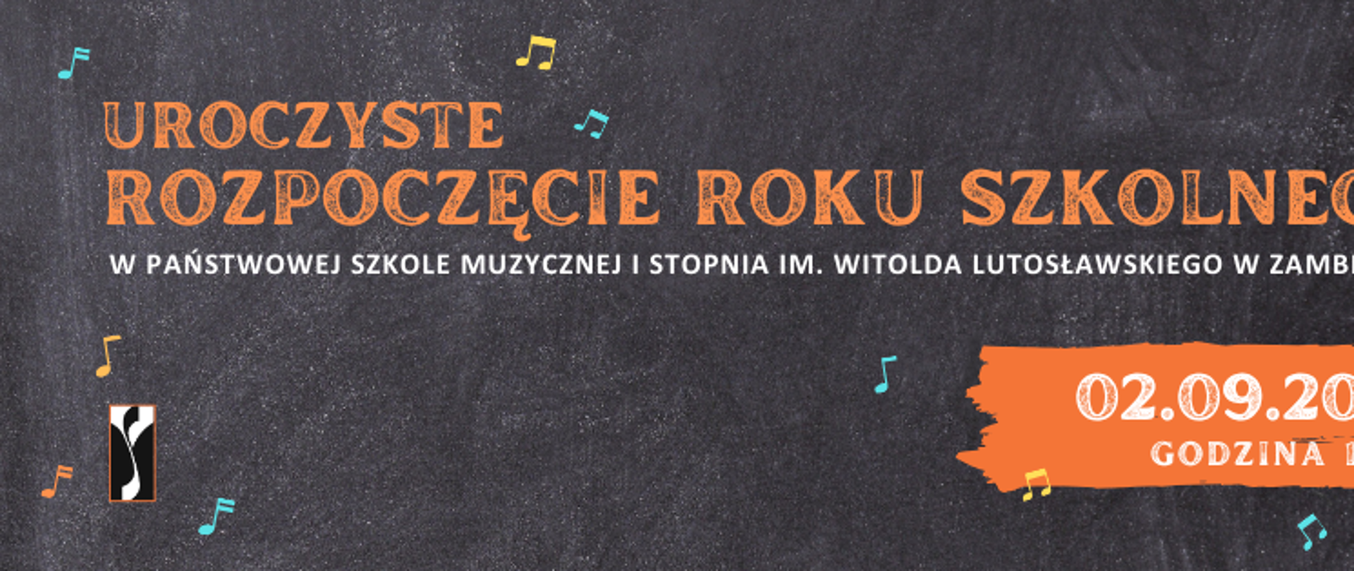 Na grafitowym tle poziomego plakatu od góry umieszczone są napisy informujące o wydarzeniu - nazwa uroczystości czcionką pomarańczową oraz białą czcionką miejsce wydarzenia. w prawym dolnym rogu białą czcionką w prostokątnym pomarańczowym tle - data i godzina wydarzenia. W prawym dolnym rogu logo organizatora. w różnych miejscach plakatu umieszczone są małe grafiki przedstawiające kolorowe nutki.
