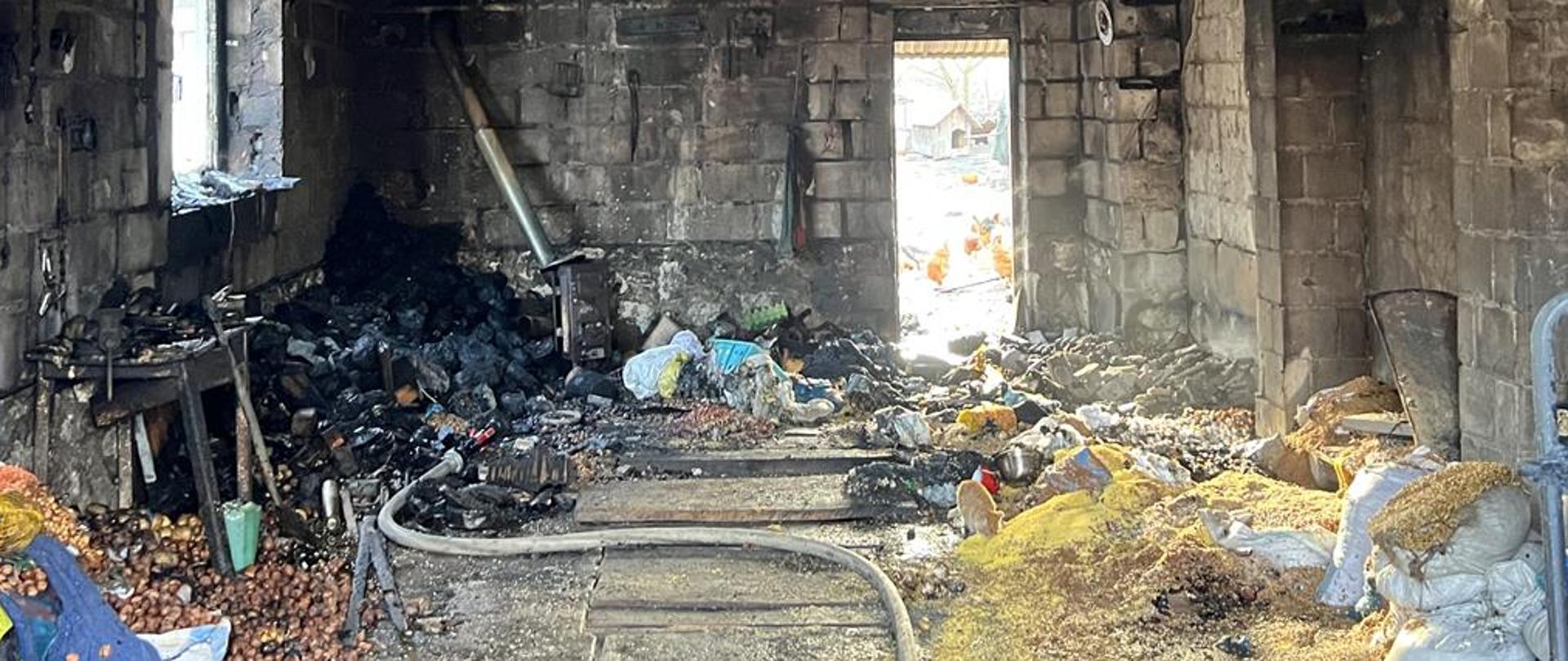 Zdjęcie przedstawia pogorzelisko w spalonym garażu.