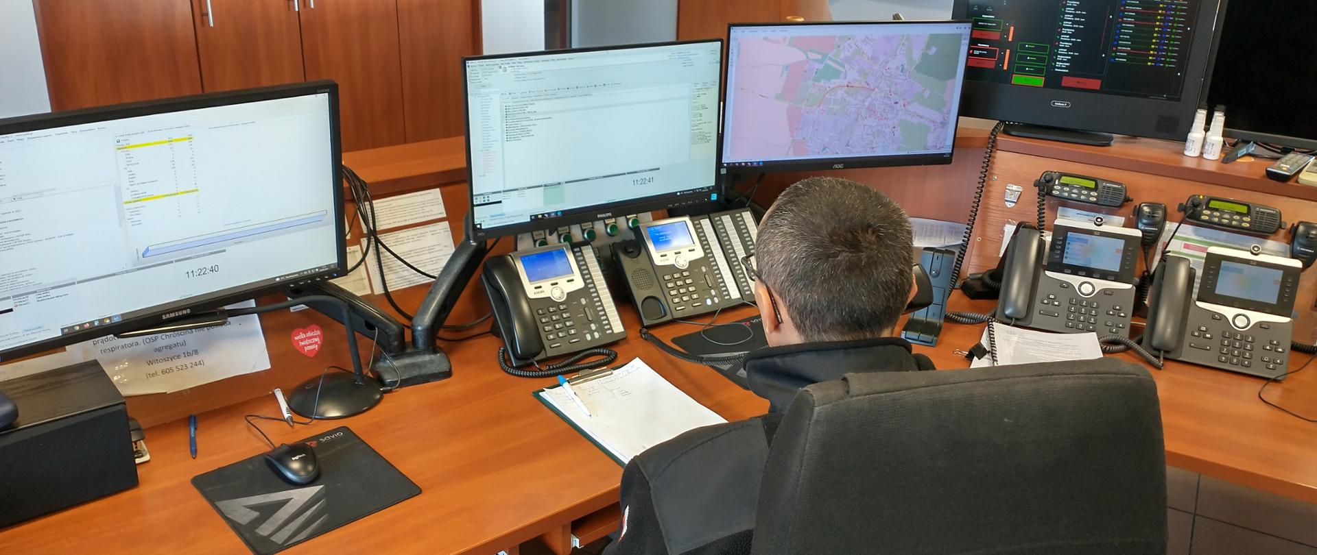 st. asp. Tomasz Błaszczyk obsługuje SK