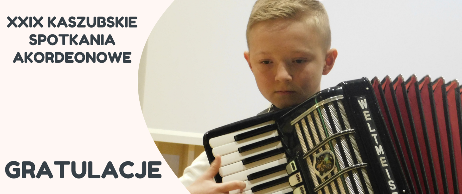 na kremowym tle po prawej stronie chłopiec- blondyn, który gra na akordeonie. Po lewej stronie czarny napis: "XXIX Kaszubskie Spotkania Akordeonowe" oraz "gratulacje".