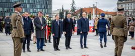 Kierownictwo MSWiA podczas składania wieńca