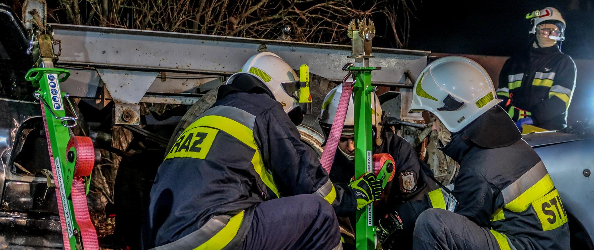 NOC, STRAŻACY STABILIZUJĄ POJAZD