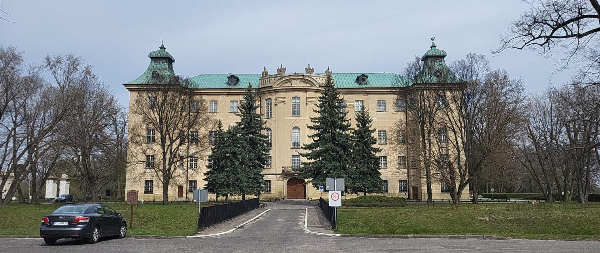 Budynek zamku w rydzynie.