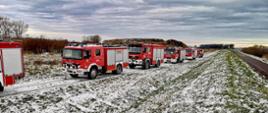 Na zdjęciu widzimy wozy strażackie, którymi strażacy przyjechali na miejsce ćwiczeń