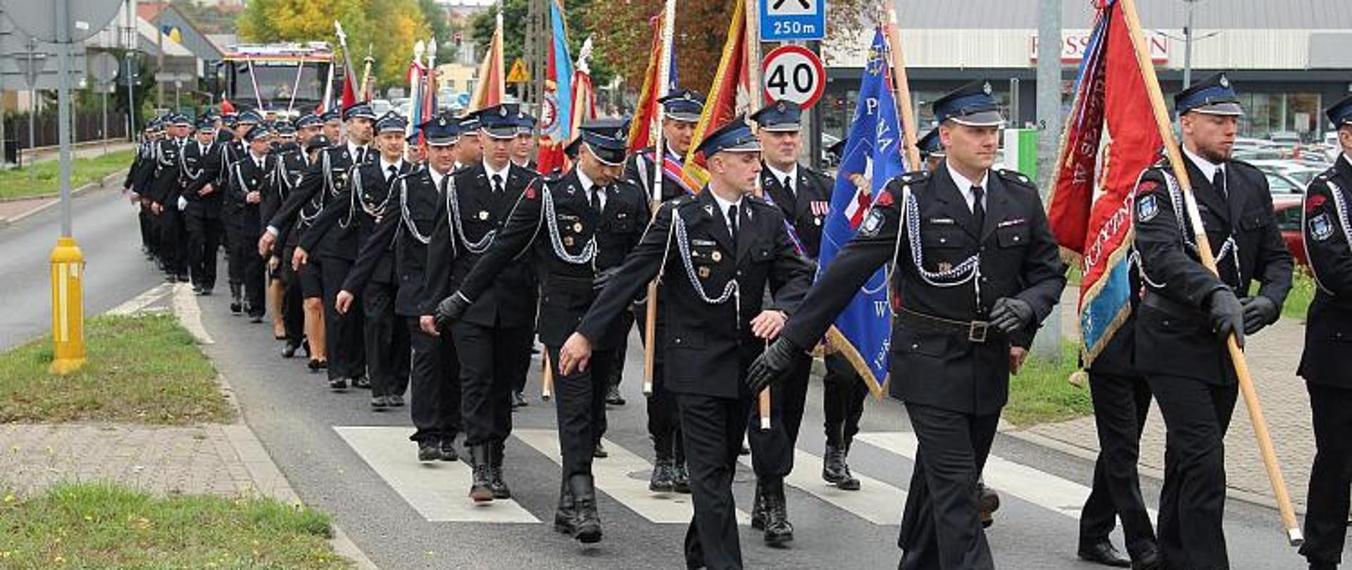 Parada strażaków ulicami miasta