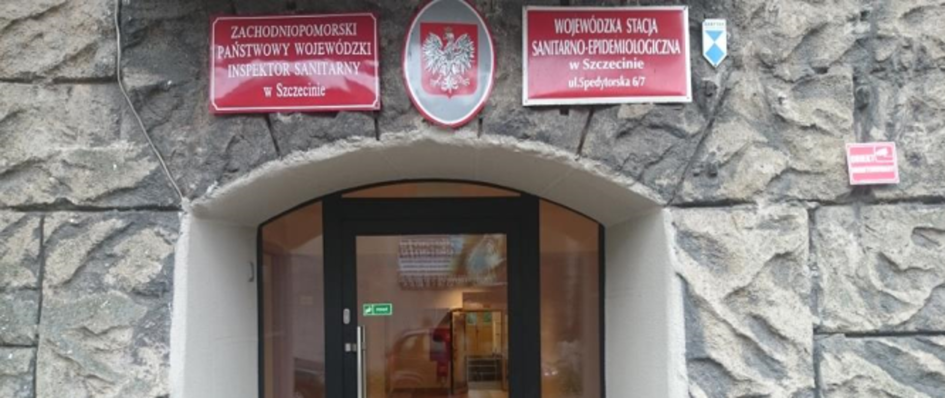 Na zdjęciu wejście do budynku Wojewódzkiej Stacji-Sanitarno-Epidemiologicznej w Szczecinie