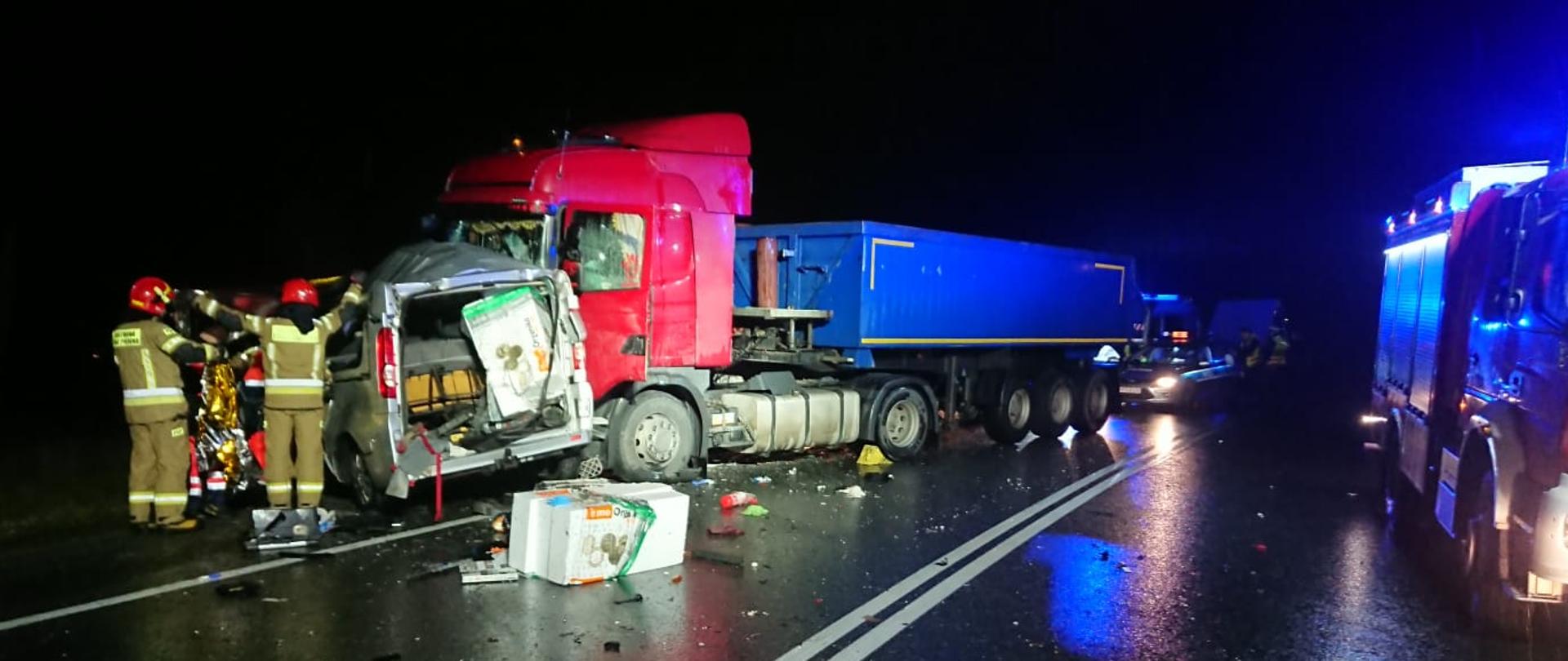 Samochody po zderzeniu oraz strażacy