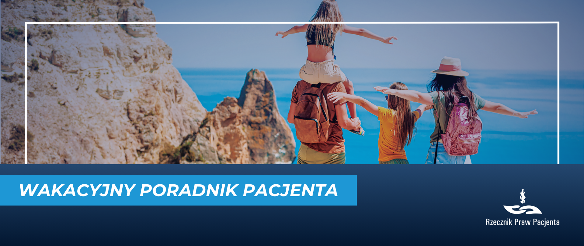 Zdjęcie przedstawia rodzinę na wakacjach, 4 postaci, 2 dorosłe i 2 dzieci stoją przy skale odwrócone tyłem, patrzą na wodę. Po lewej stronie są skały. Dorosłe osoby mają plecaki.