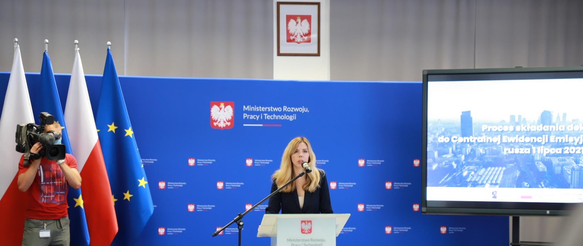 minister Anna Kornecka omawia szczegóły cyfryzacji procesu budowlanego na konferencji prasowej 