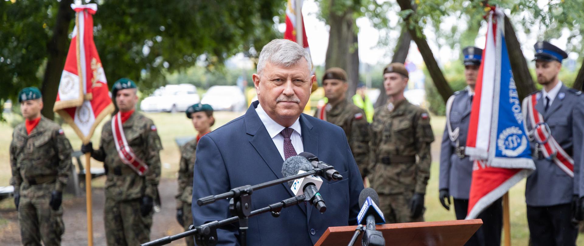 Wicewojewoda przemawia podczas obchodów 77. rocznicy wybuchu Powstania Warszawskiego 