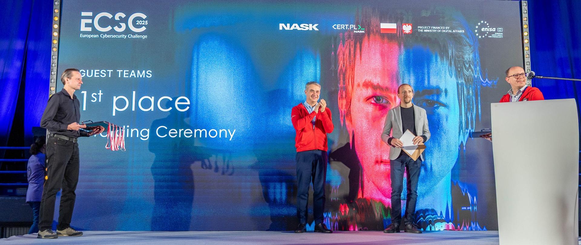 Zakończenie ECSC, scena