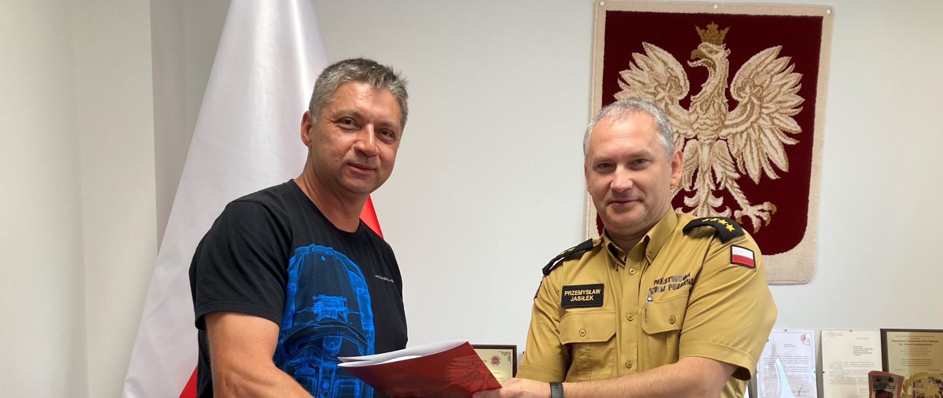 dwóch ludzi ściskają sobie dłonie