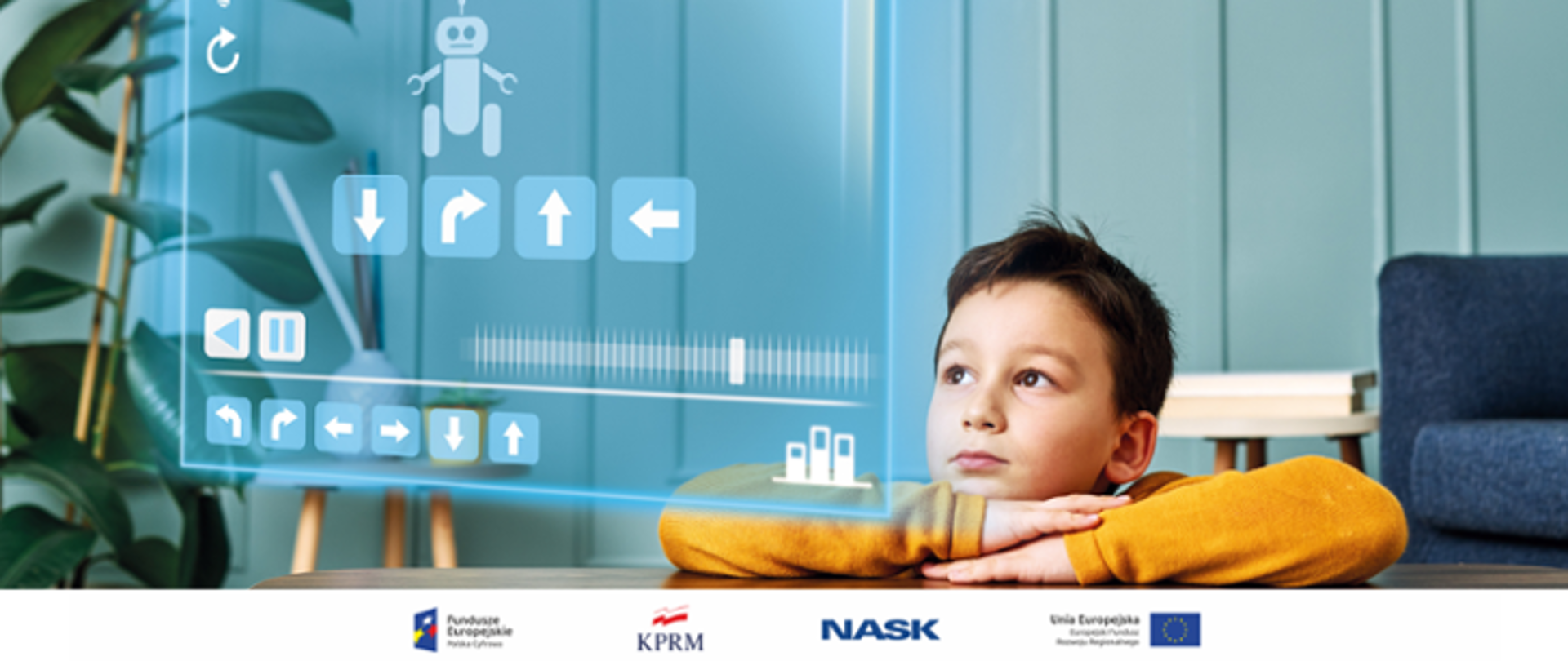 Chłopiec patrzy na przezroczysty ekran cyfrowy na którym widać robota i strzałki ruchu.. U dołu znajduje się pasek logotypów: Europejskie Fundusze Polska Cyfrowa, Kancelaria Prezesa Rady Ministrów,, NASK i Unia Europejska Europejski Fundusz Rozwoju Regionalnego. 