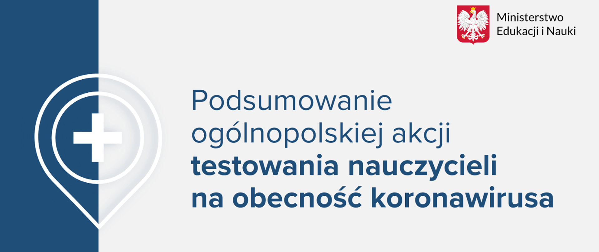 Z lewej strony biały krzyżyk w okrągłej otoczce , w prawym górnym rogu orzeł w koronie na czerwonym tle i napis Ministerstwo Edukacji I Nauki, na środku tekst o treści podsumowanie ogólnopolskiej akcji testowania nauczycieli na obecność koronawirusa.