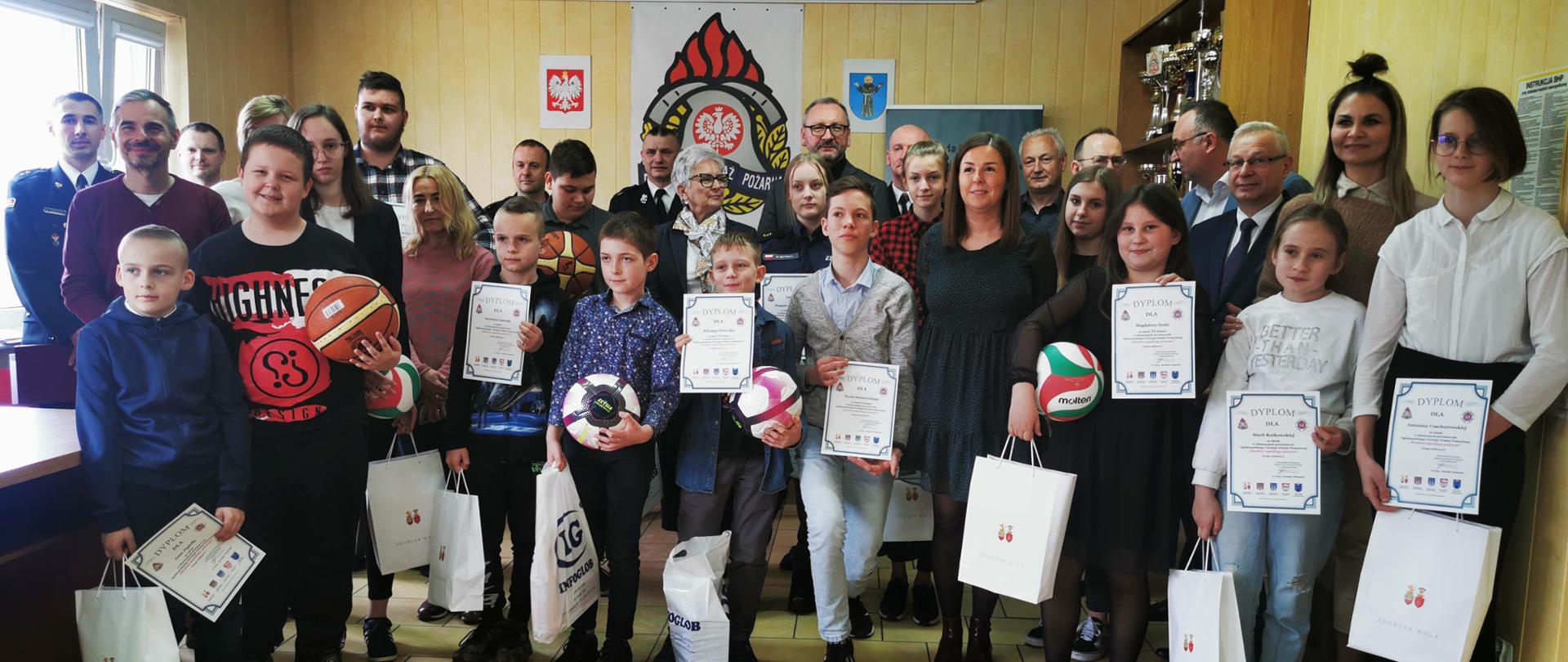 Zdjęcie przedstawia uczestników OTWP wraz z pracownikami KP PSP w Zduńskiej Woli oraz przedstawicieli samorządów.