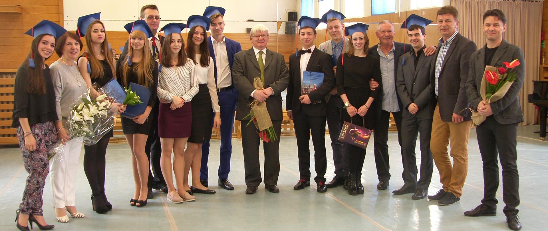 2016 rok, rozdanie dyplomów... Wśród absolwentów Dyrektor Bronisław Auchrecht Prądzyński (w środku), Pani Irena Tarasiewicz, Pan Andrzej Nowak, Pan Kazimierz Wrzosek, Pan Mirosław Czop i Pan Sławomir Gidel
