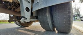 Nadmiernie zużyty bieżnik opon na tylnej osi pojazdu ciężarowego. 