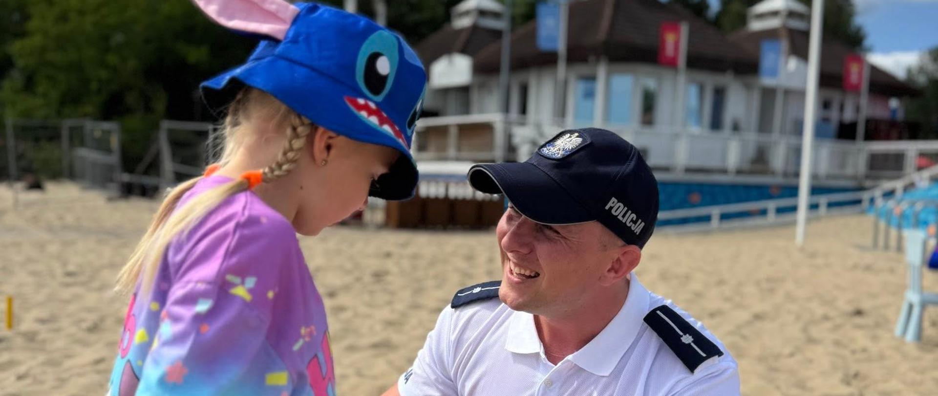 policjant rozmawia z dzieckiem