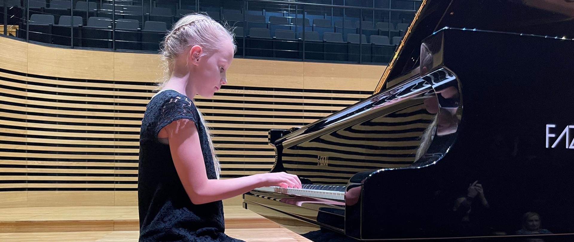 Dziewczynka gra na fortepianie - zbliżenie
