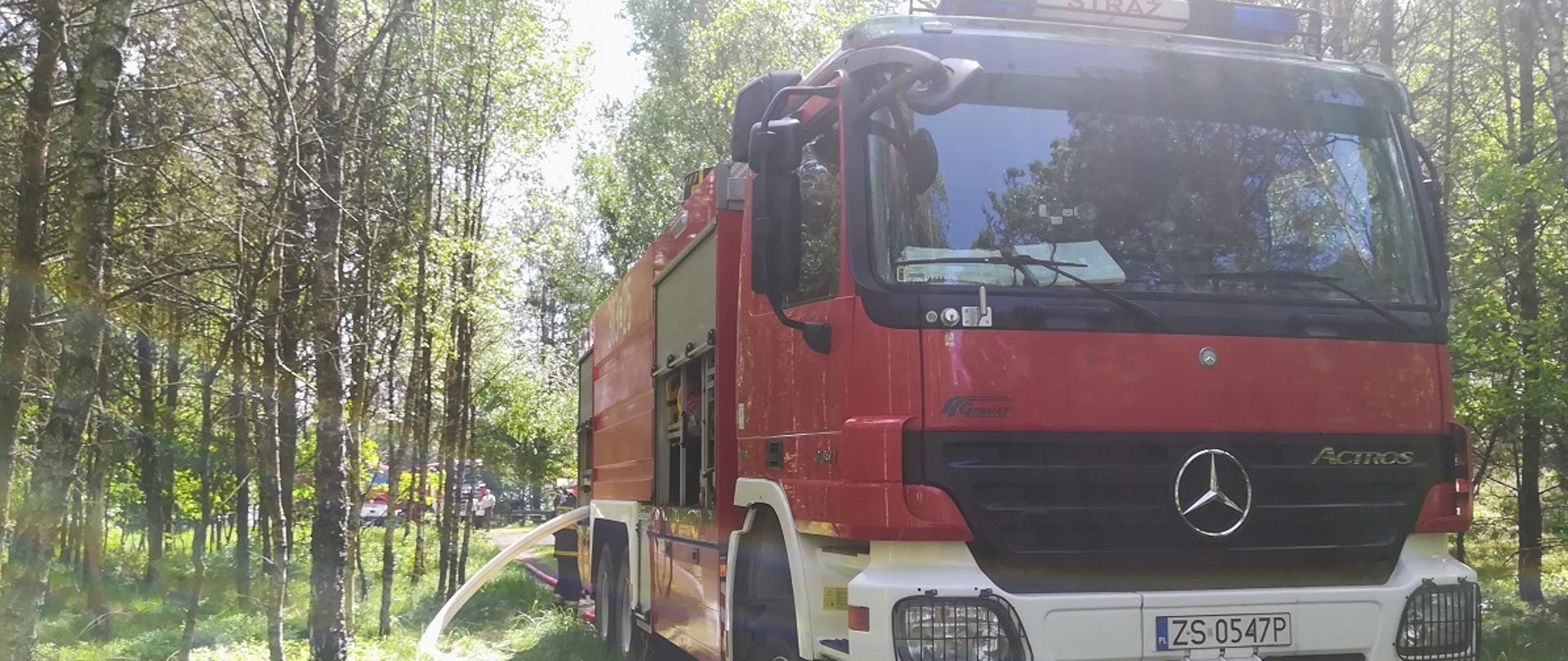 Samochód gaśniczy w lesie