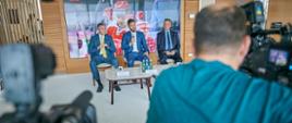 Minister Kamil Bortniczuk, prezes PKOL Radosław Piesiewicz i prezes Polskiego Związku Hokeja na Lodzie Mirosław Minkina podczas konferencji prasowej.