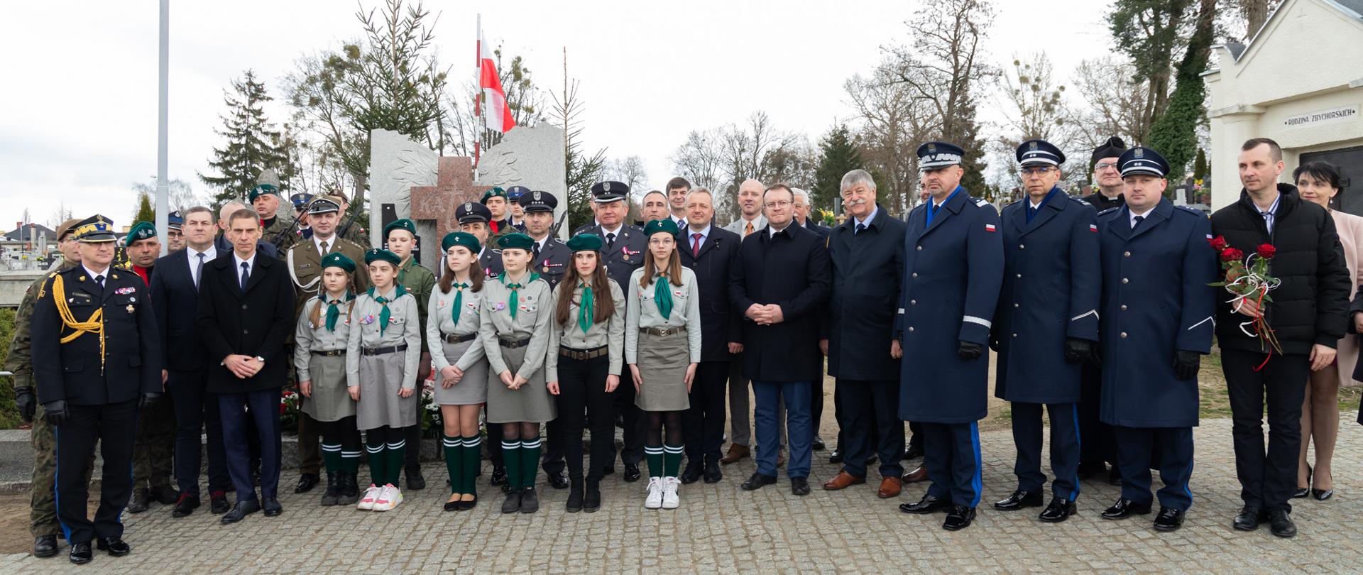 Wiele osób pozujących do wspólnego zdjęcia 