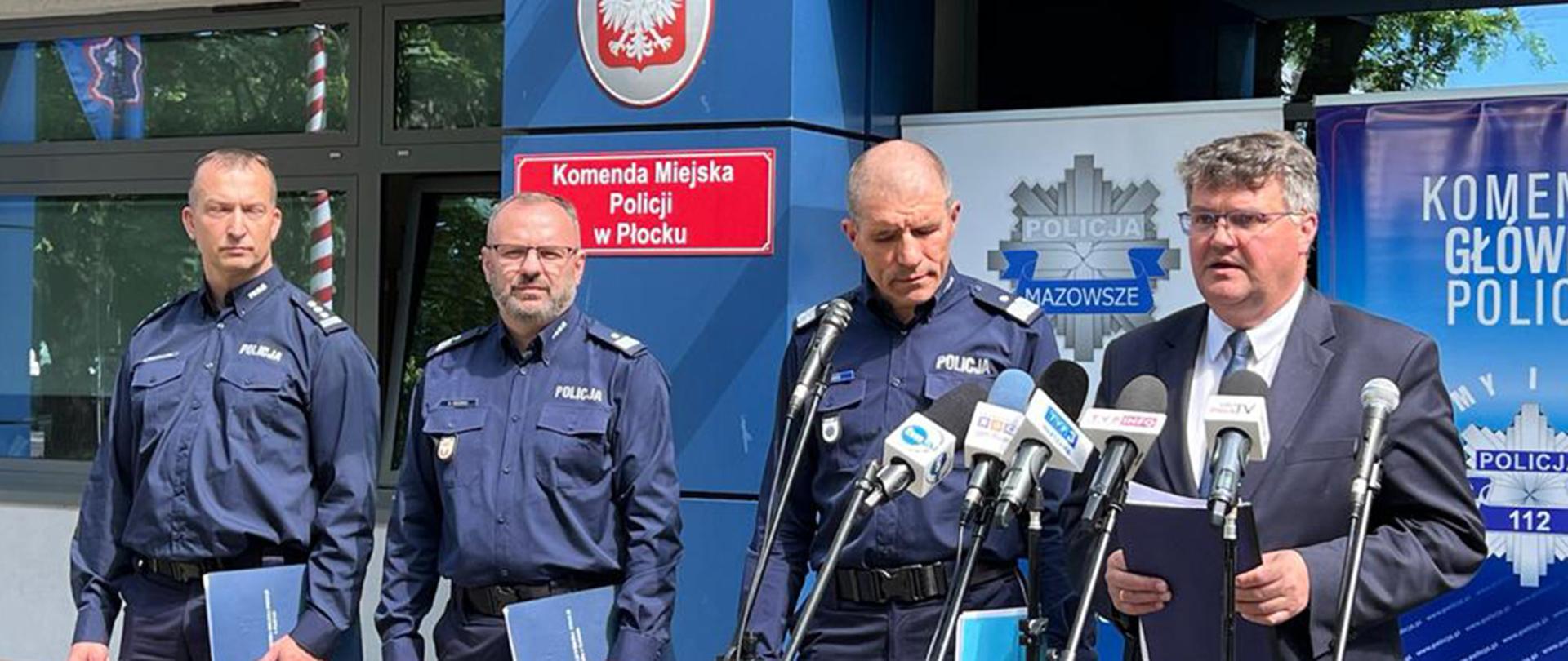 Konferencja prasowa w Płocku z udziałem wiceministra Macieja Wąsika, zastępcy komendanta głównego Policji nadinsp. Romana Kustera oraz komendanta wojewódzkiego Policji z siedzibą w Radomiu nadinsp. Waldemara Wołowca.
