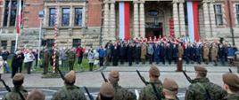 Uroczystości państwowe przed Zachodniopomorskim Urzędem Wojewódzkim