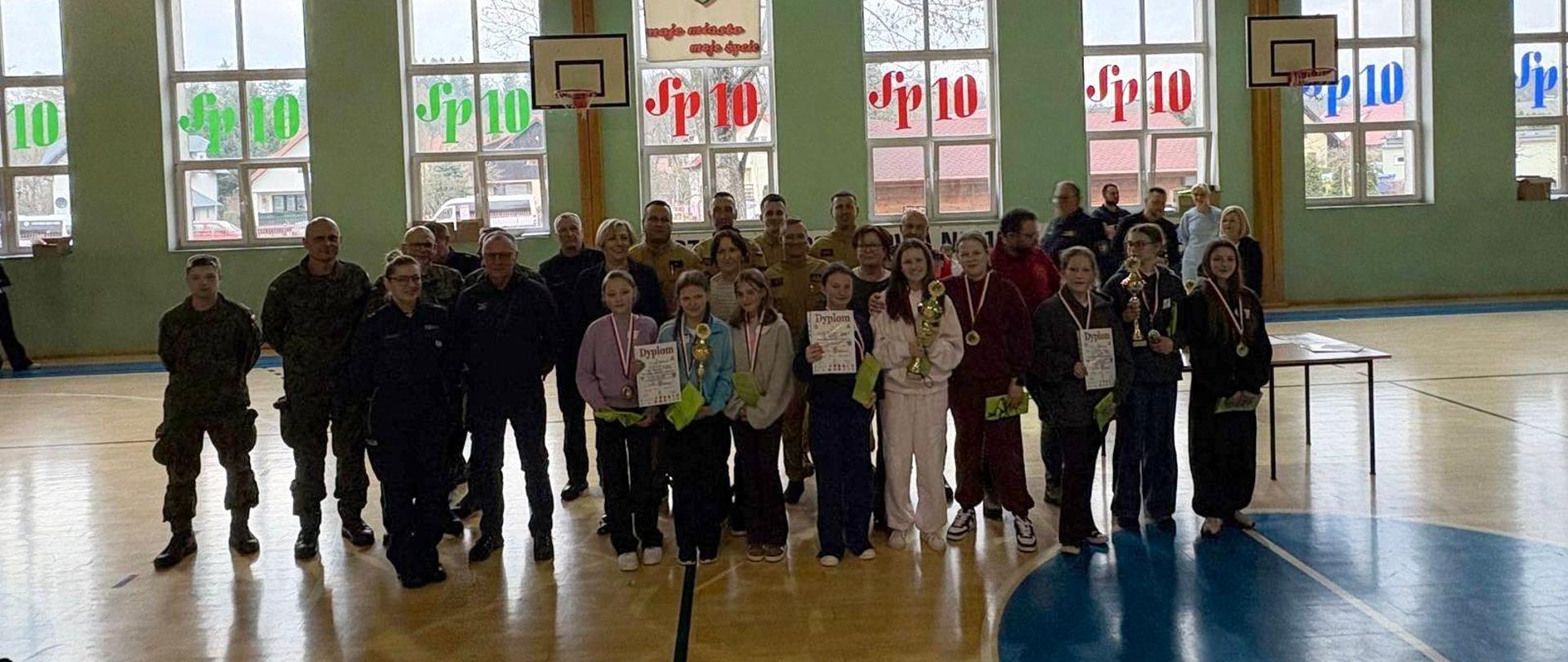 Na zdjęciu przedstawiono uczestników konkursu oraz organizatorów