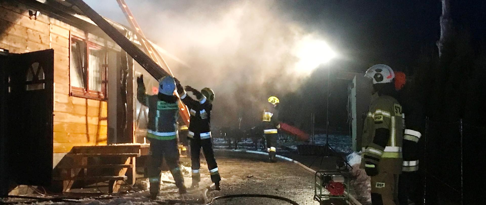 Strażacy prowadzą działania gaśnicze