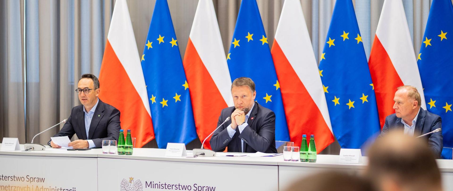 Odprawa pod przewodnictwem ministra Marcina Kierwińskiego w MSWiA z udziałem wojewodów oraz kierownictwa służb odpowiedzialnych za ochronę granic. 